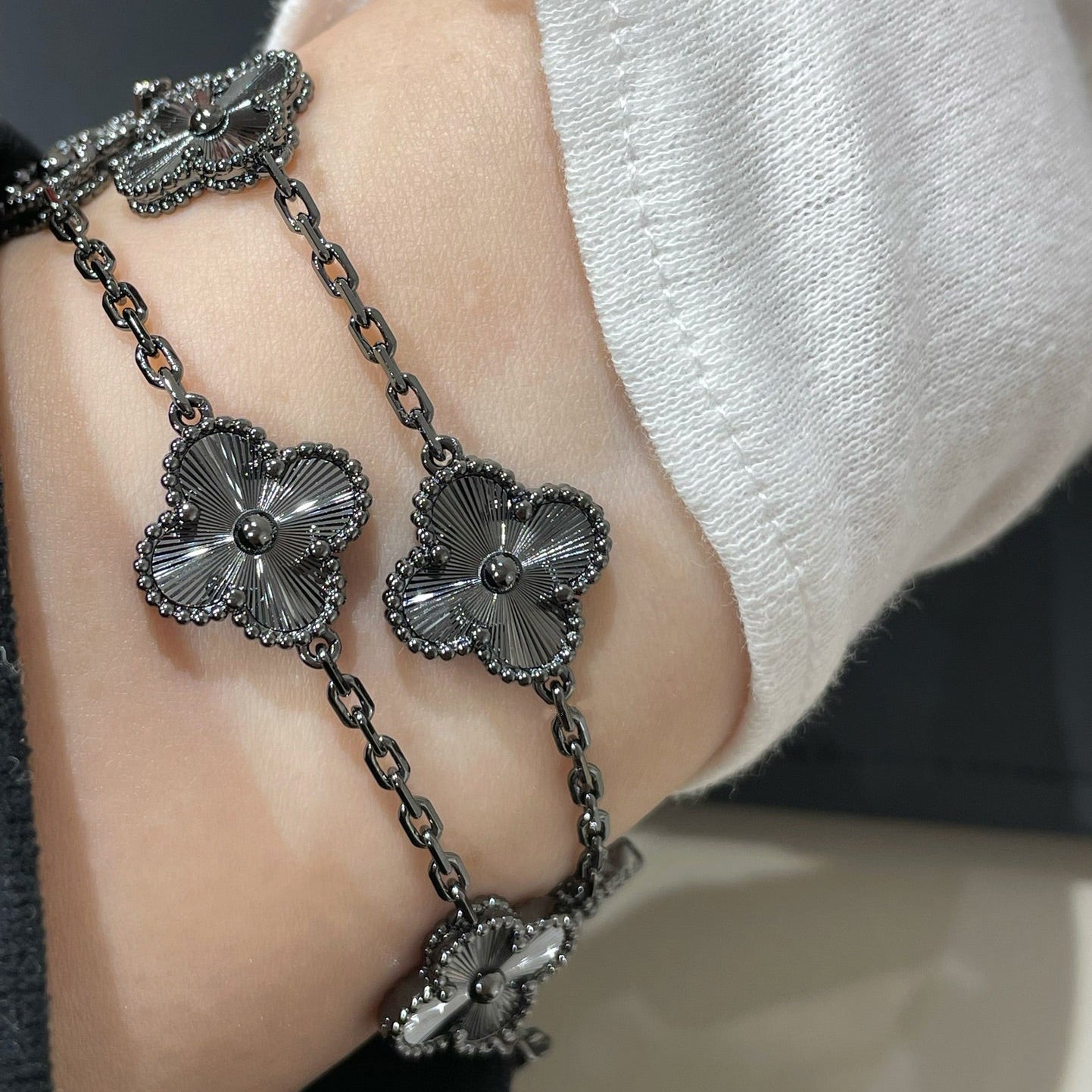 [Elitejewels] Schwarzes Armband mit Kleeblatt-Motiv 5 