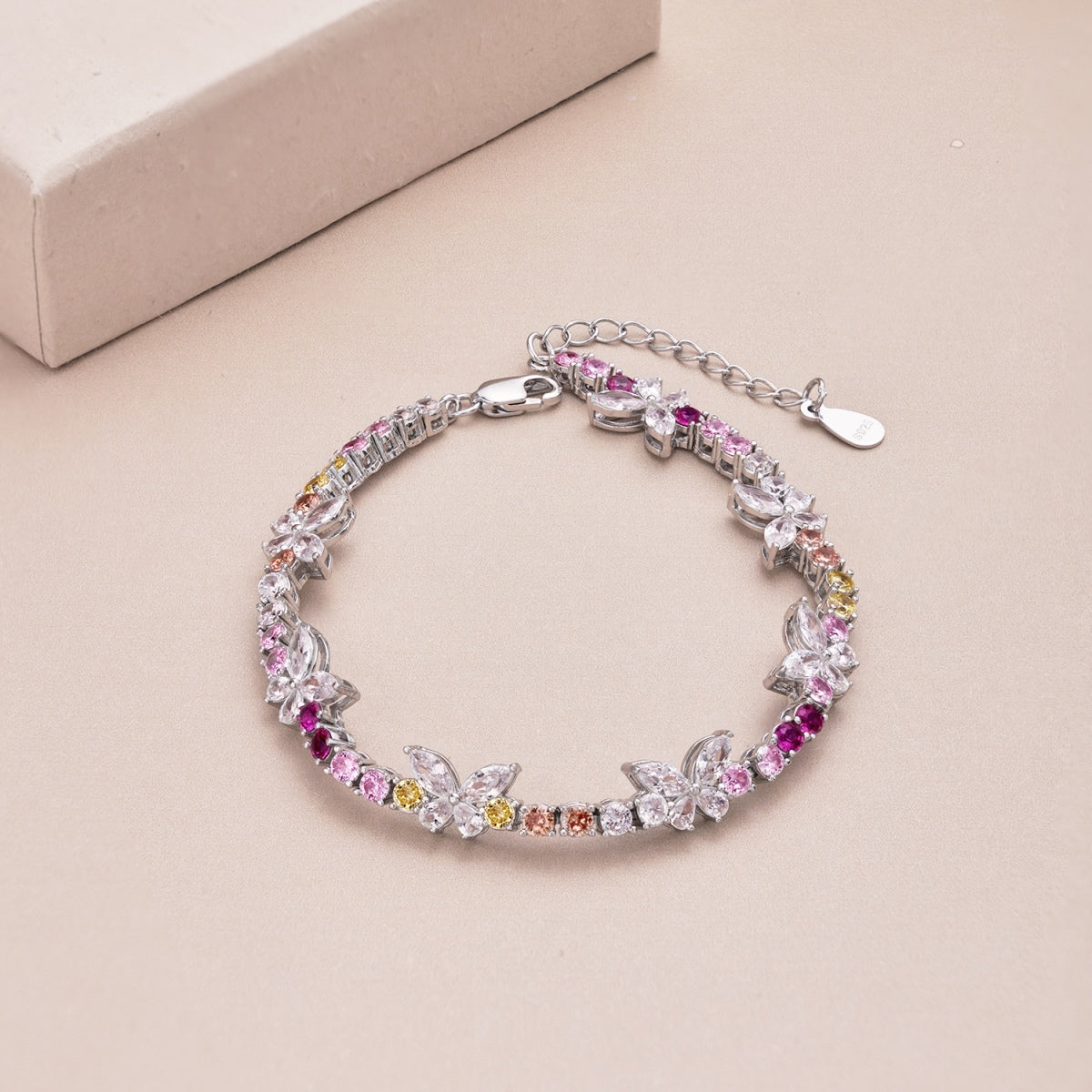 [Elitejewels]Ornate Colorful Butterfly Shape Round Cut Daily Bracelet