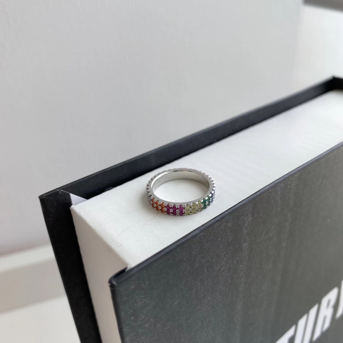 [Elitejewels] Einzigartiger farbenfroher Tennisring mit Rundschliff