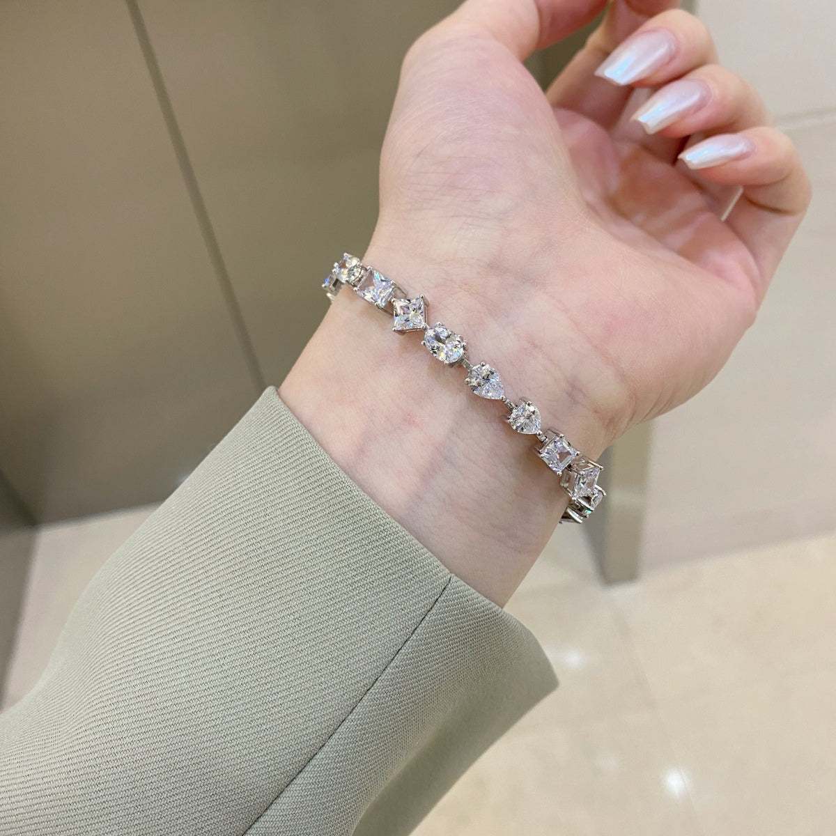 [Elitejewels]ユニークで絶妙なマルチカットデイリーブレスレット