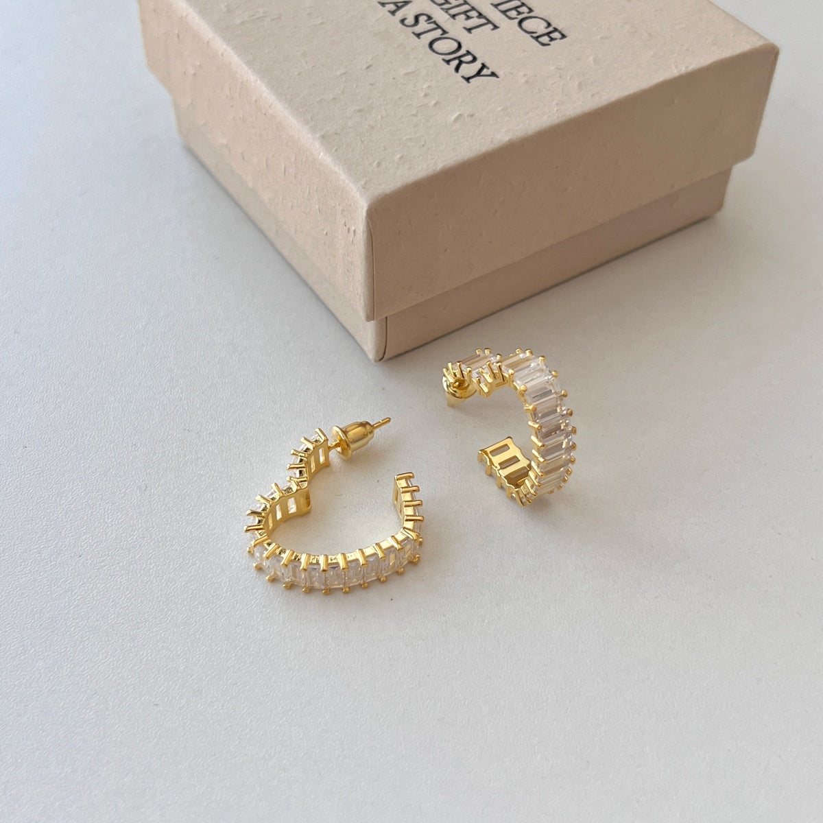 [Elitejewels]Radiant Heart Cutout Earrings