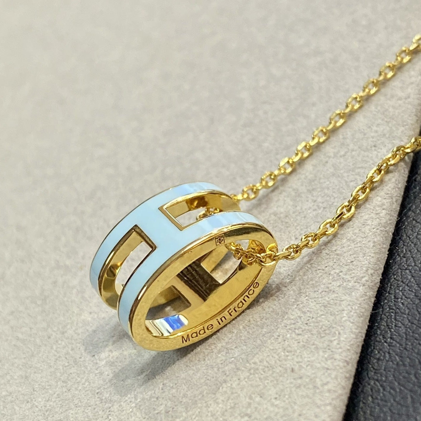 [Elitejewels]POP H LIGHT BLUE NECKLACE