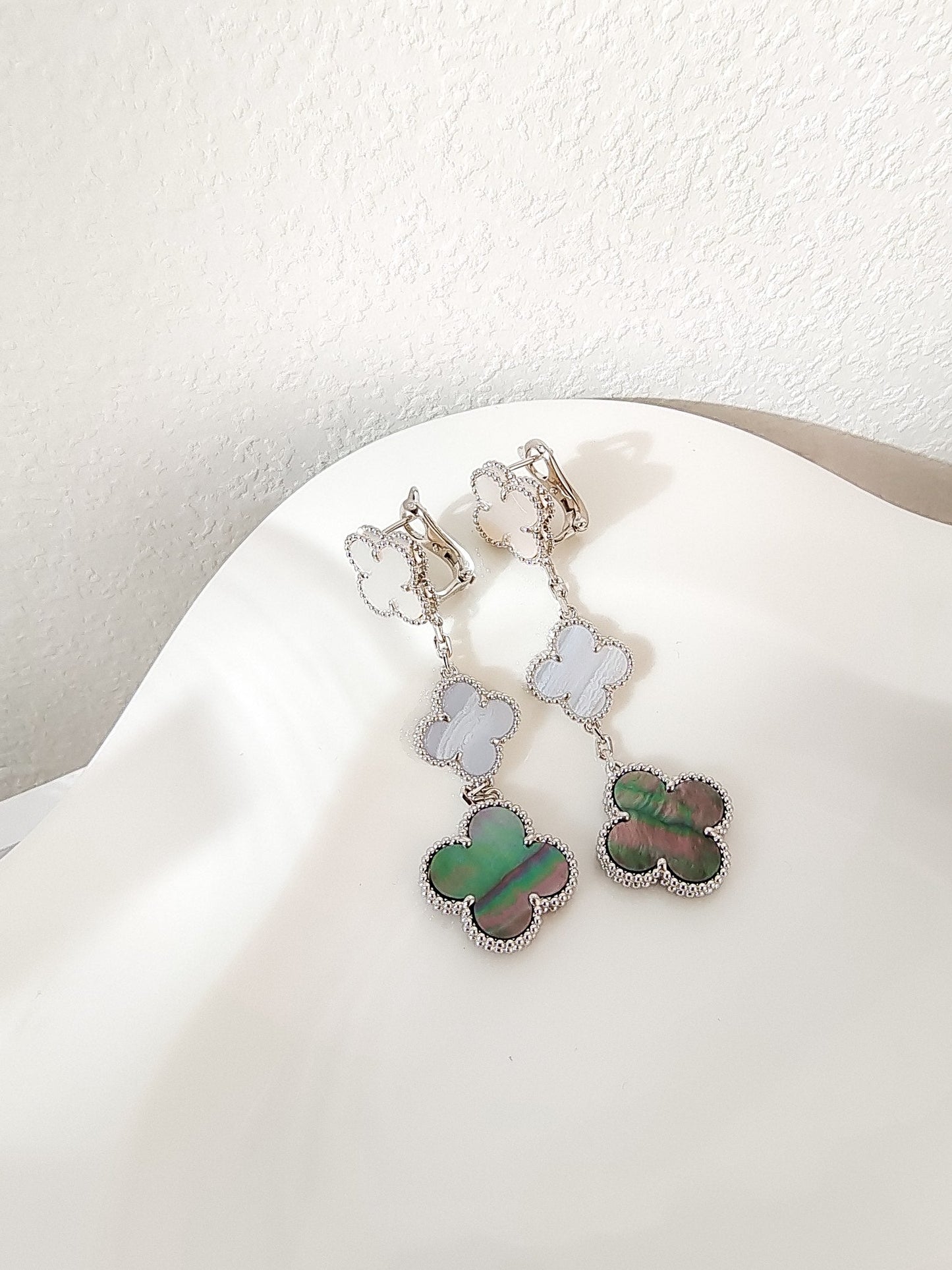 [Elitejewels]CLOVER 3 MOTIFS CHALCEDONY DARK MOP SILVER EARRINGS