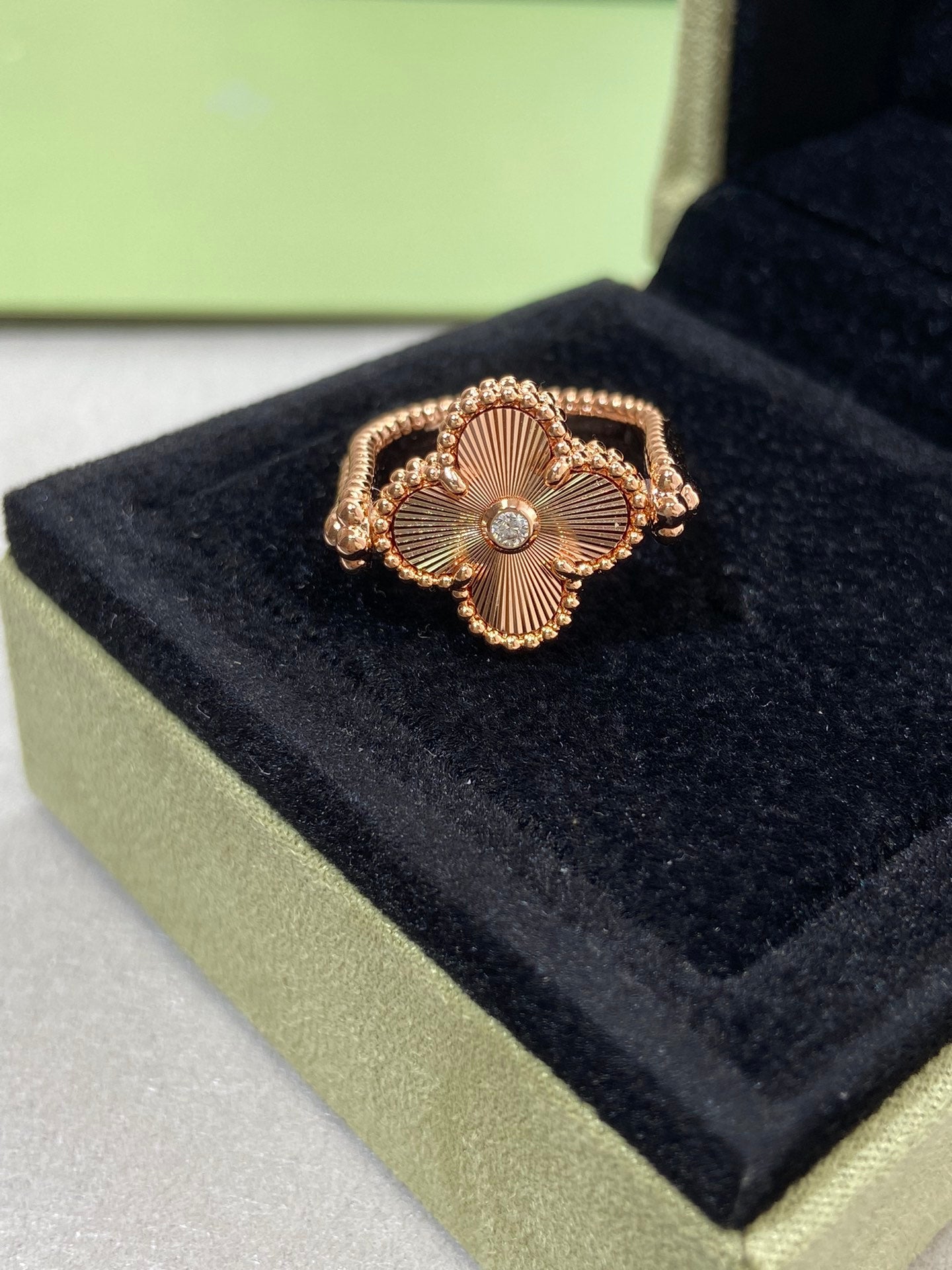 [Elitejewels] RING AUS ROSÉGOLD MIT KLEEBLATT