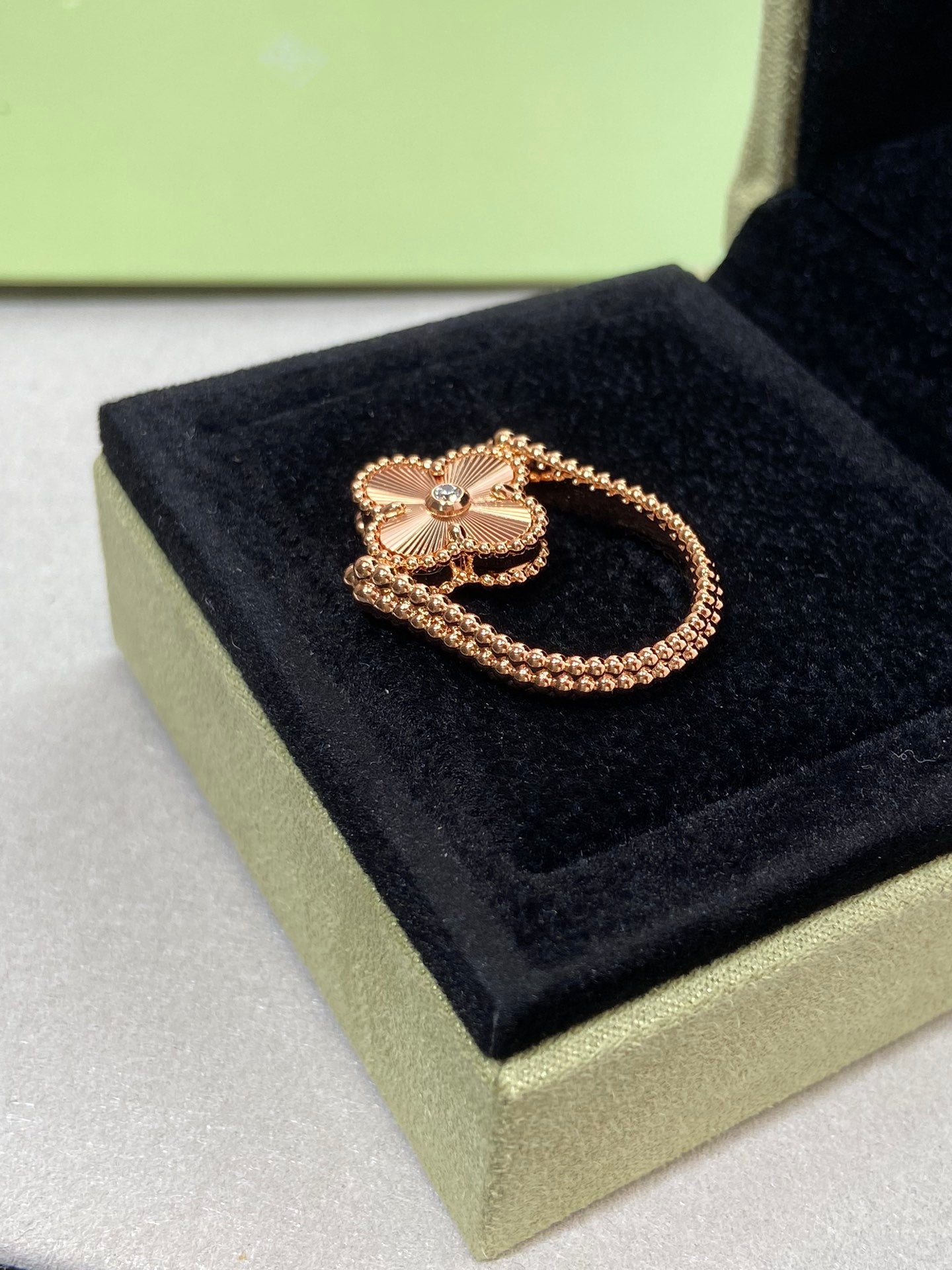 [Elitejewels] RING AUS ROSÉGOLD MIT KLEEBLATT