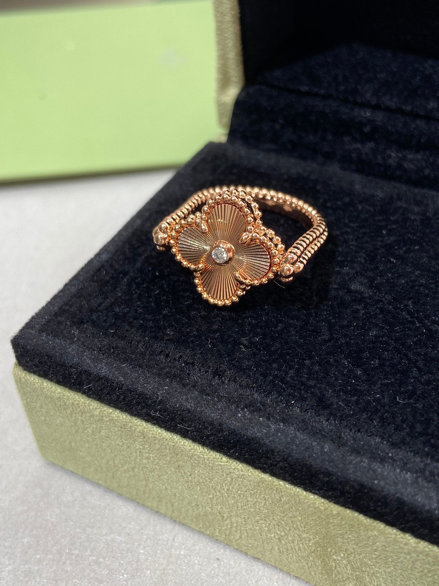 [Elitejewels] RING AUS ROSÉGOLD MIT KLEEBLATT