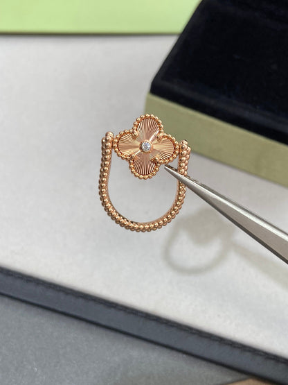 [Elitejewels] RING AUS ROSÉGOLD MIT KLEEBLATT