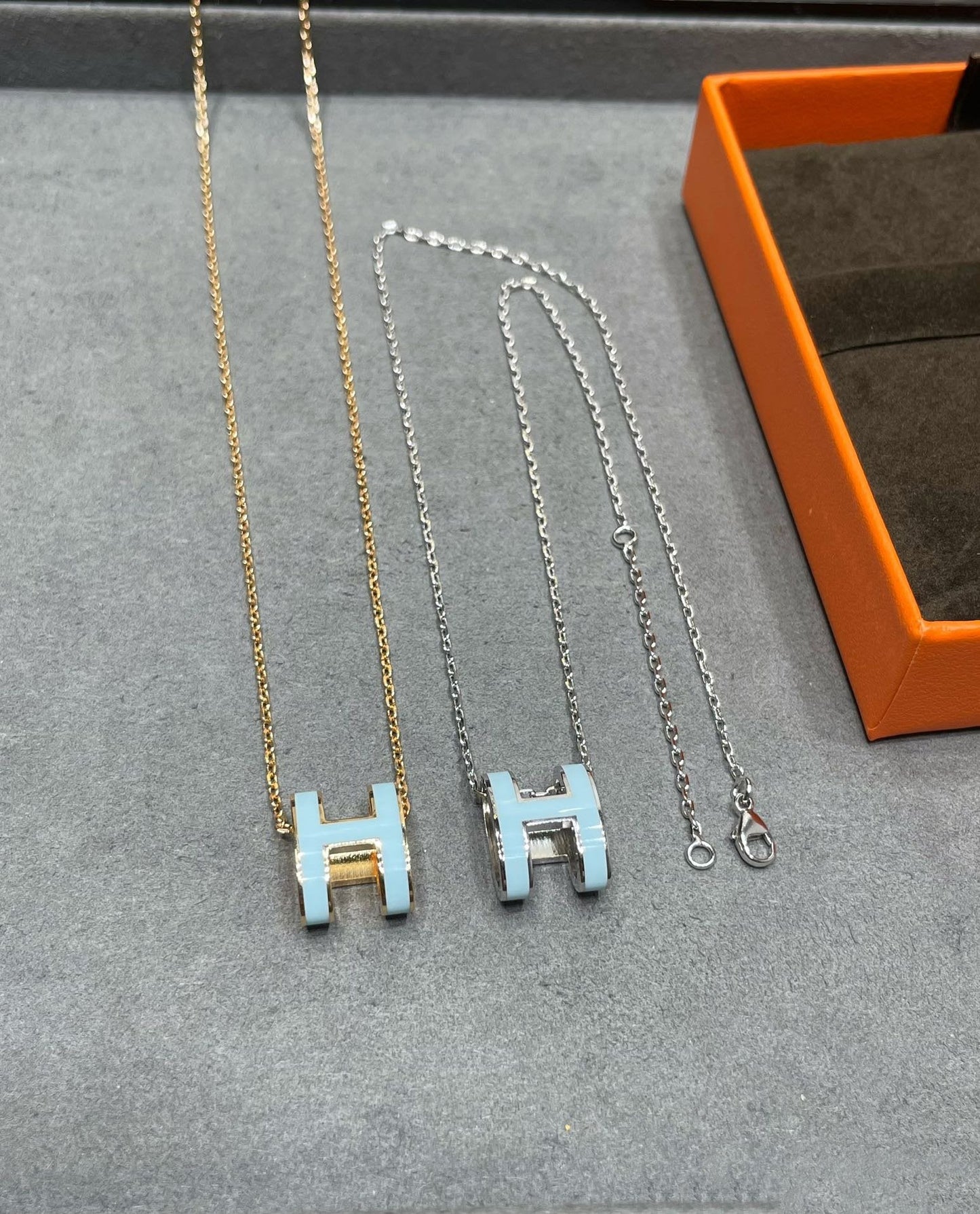 [Elitejewels]POP H SKY BLUE NECKLACE