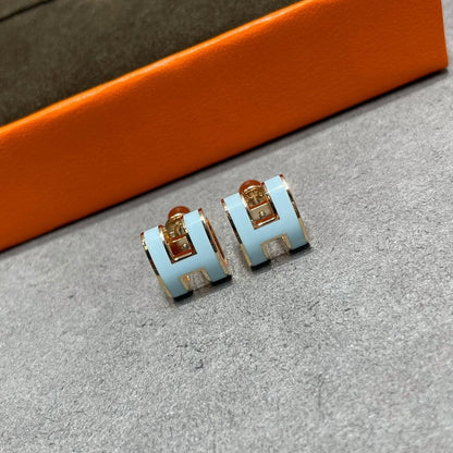 [Elitejewels]POP H SKY BLUE STUD EARRINGS