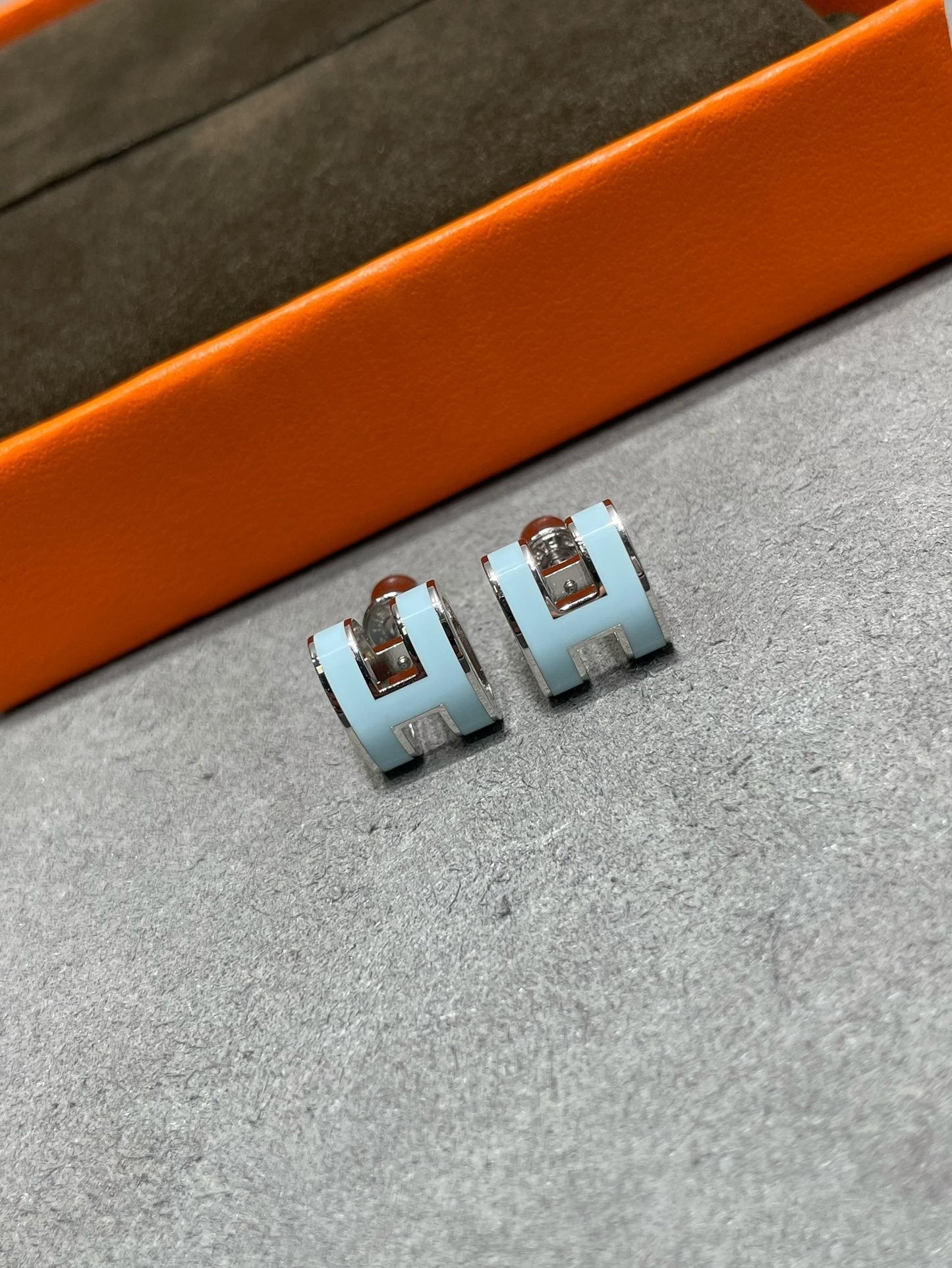 [Elitejewels]POP H SKY BLUE STUD EARRINGS