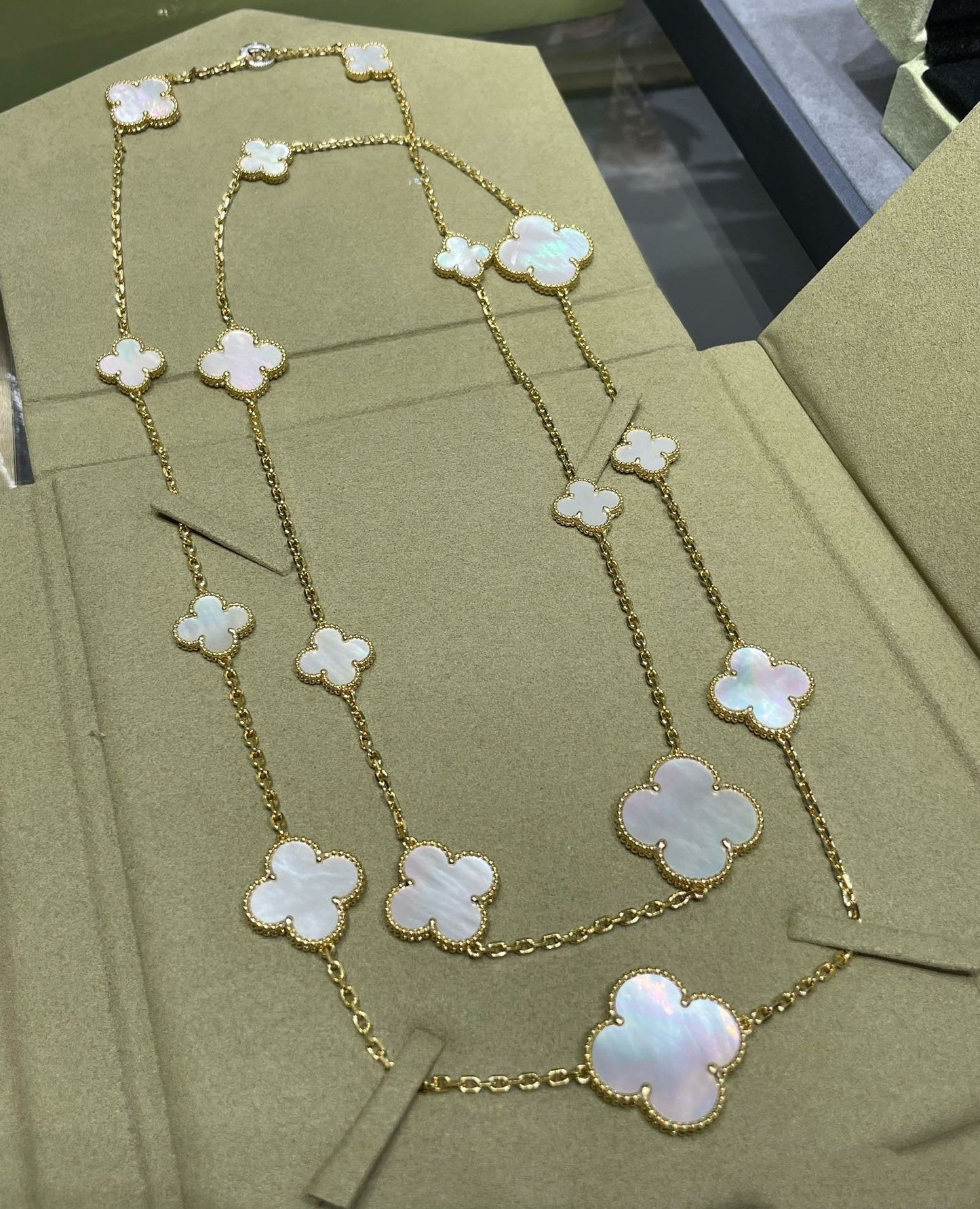 [Elitejewels]CLOVER 16 MOTIF WHITE MOP GOLD NECKLACE