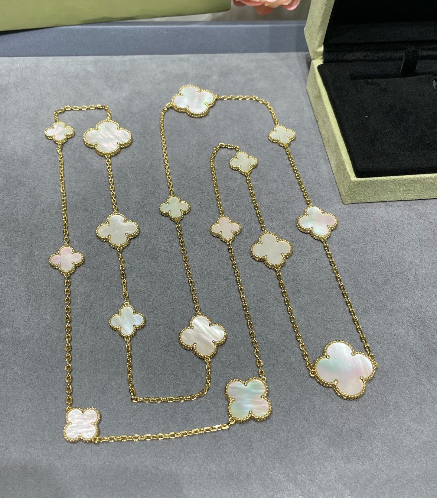 [Elitejewels]CLOVER 16 MOTIF WHITE MOP GOLD NECKLACE