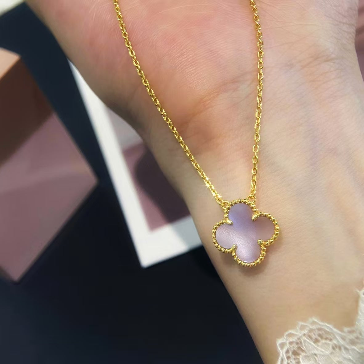 [Elitejewels]CLOVER 15MM ROSA PERLMUTT-EINZELNE BLUMENKETTE