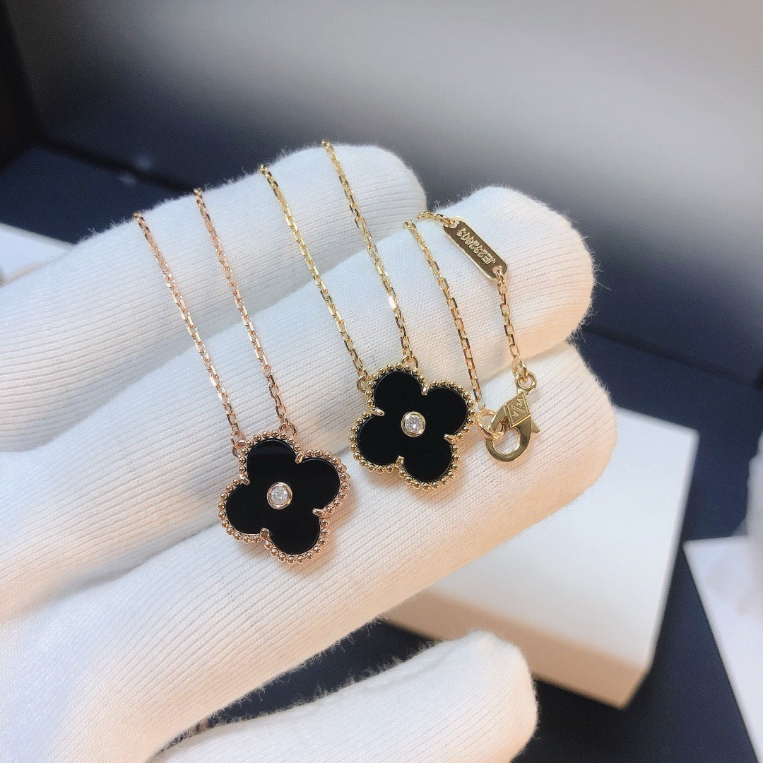 [Elitejewels]CLOVER 15MM DIAMOND ONYX NECKLACE