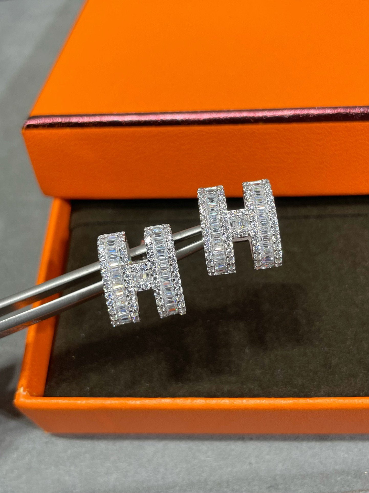 [Elitejewels]H STUD EARRINGS WITH SILVER DIAMONDS