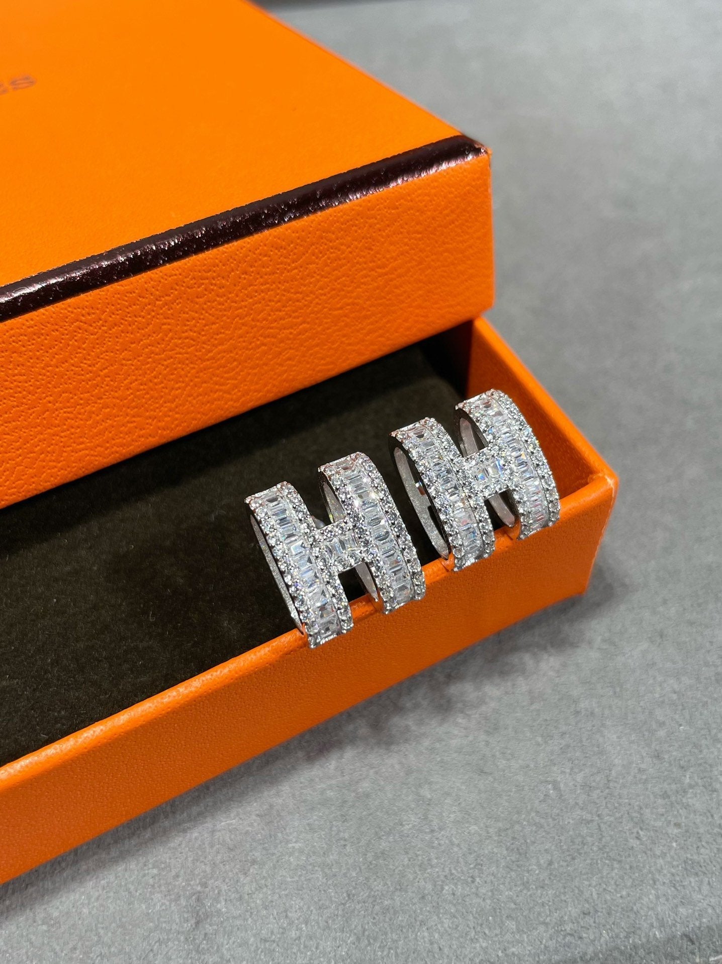 [Elitejewels]H STUD EARRINGS WITH SILVER DIAMONDS