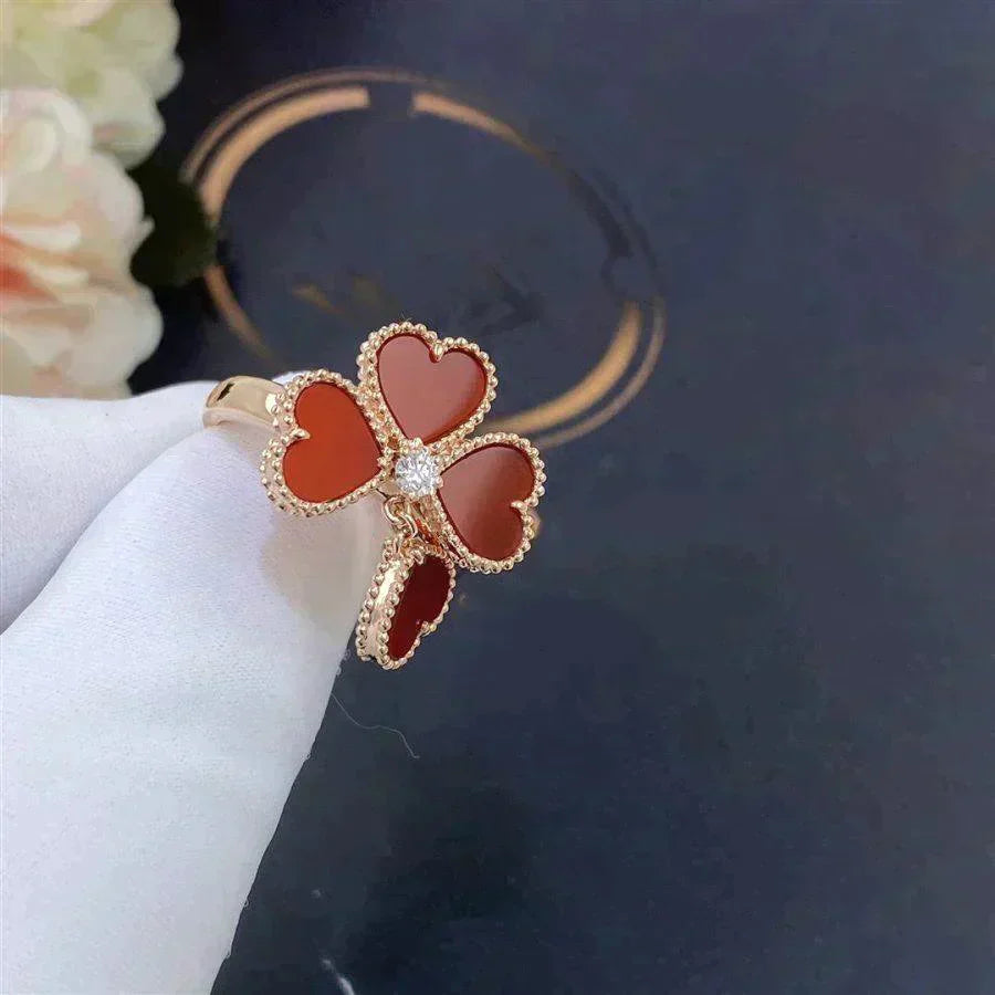 [Elitejewels] RING AUS KARNEOL MIT KLEEBLATT